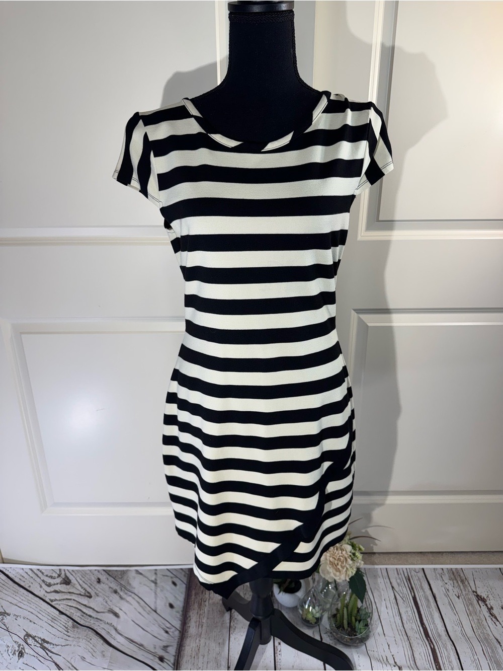 Gianni Bini Black & Cream Striped Short Sleeve Dress Medium